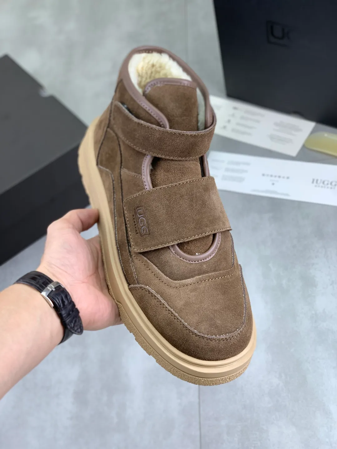 Men's shoes 💰P580 New arrival 🆕🆕🆕 26 New IUGGI Velcro men's shoes Fashionable and casual Velcro men's shoes. First layer suede cowhide + lining wool Rubber outsole Lightweight and non-slip Size: 39-44 Color: three colors